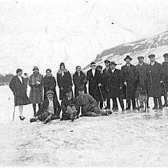 Gruppenaufnahme auf zugefrorenem Rhein 1929