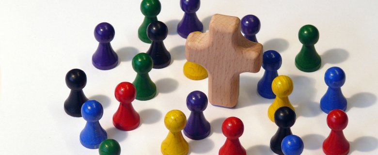 Bildbeschreibung:Spielfigurengruppe um ein Holzkreuz / Bildnachweis: pixabay.com