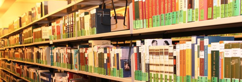 Bildbeschreibung: Bücherregal einer Bücherei / Bildnachweis: pixabay.com